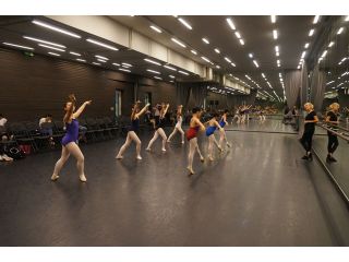 experience-ballet-in-singapore-with-elevate-dances-instructors-small-0