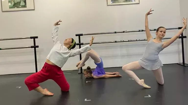 adult-ballet-classes-singapore-build-strength-grace-big-0