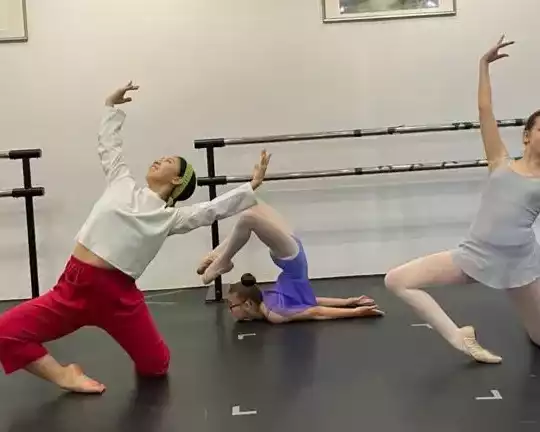 adult-ballet-classes-singapore-build-strength-grace