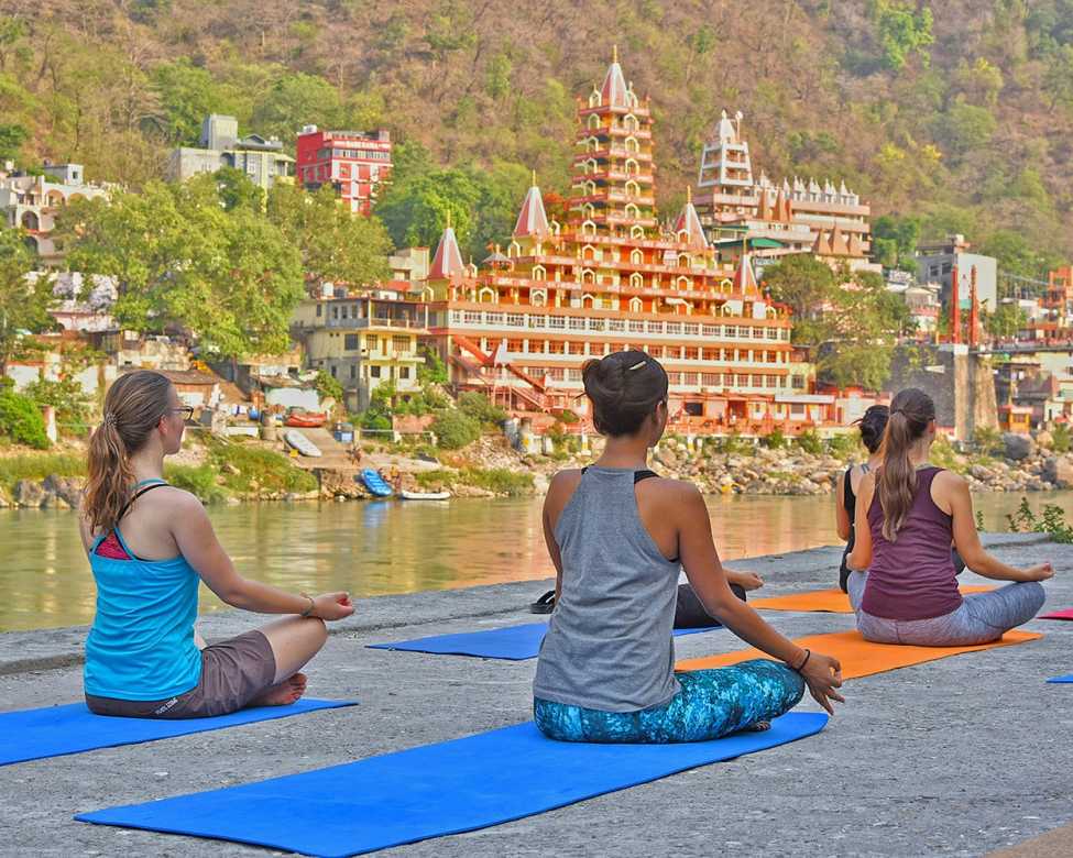 master-yoga-techniques-on-your-india-tour
