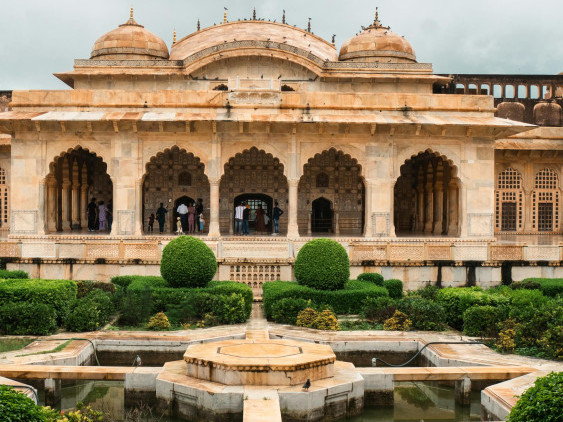 explore-jaipurs-rich-heritage-and-stunning-landmarks-big-0