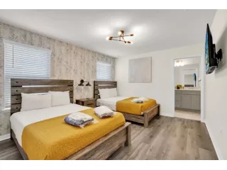luxury-vacation-rentals-with-stunning-hardwood-flooring-small-4