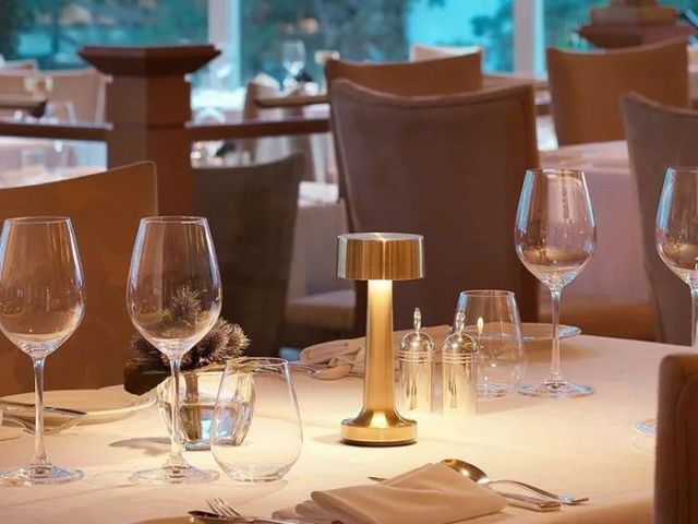 portable-table-lamp-for-bar-cafe