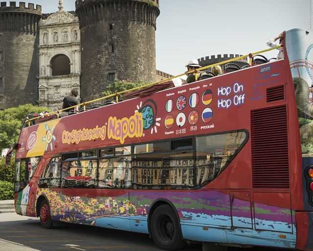 discover-hop-on-hop-off-bus-in-naples