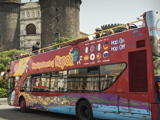 discover-hop-on-hop-off-bus-in-naples