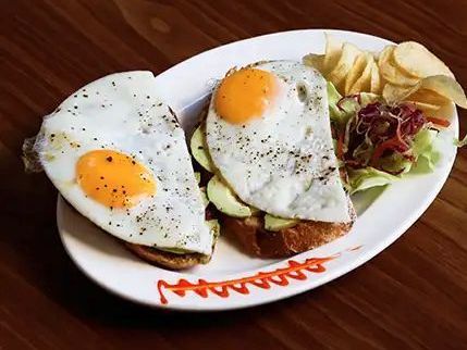 avocado-egg-nutritious-breakfast-at-avaya-cafe-bakery