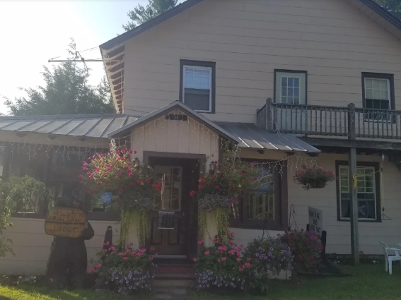 holiday-family-lodging-adirondacks-the-pine-lake-lodge