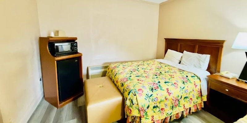 standard-king-smoking-room-in-williamston-nc-big-3