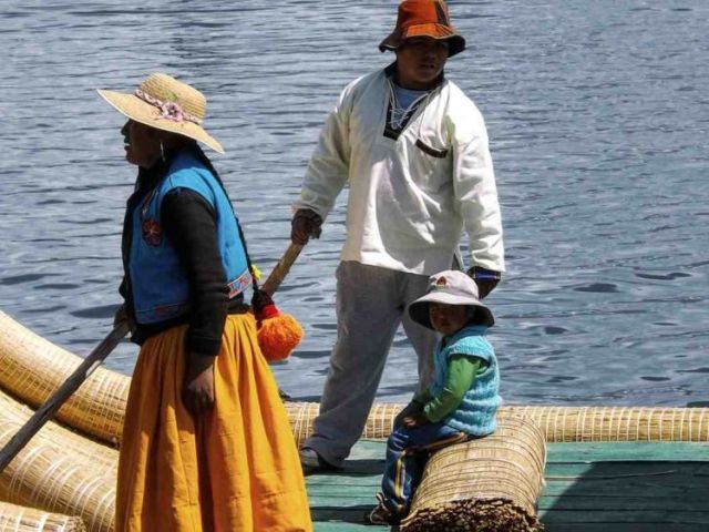 floating-islands-of-lake-titicaca-cultural-tours-in-peru