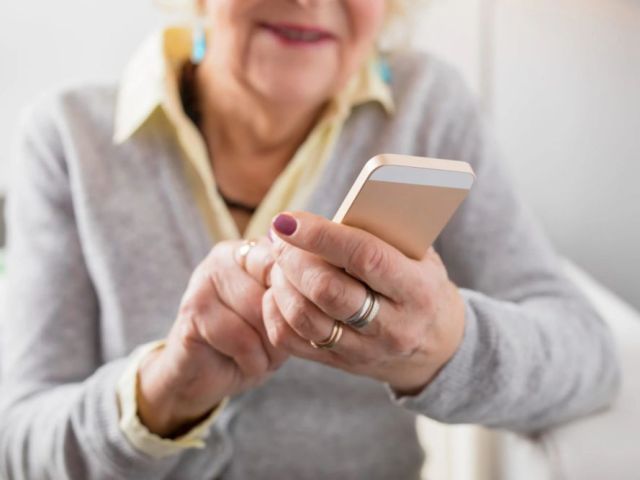 smart-hearing-aids-for-clearer-hearing-and-easy-connectivity