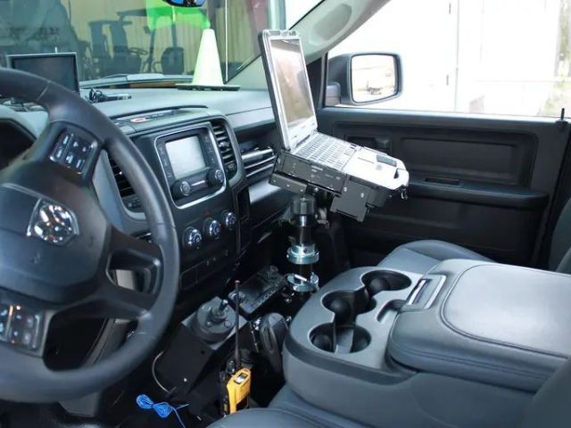 mobile-desk-in-vehicle-laptop-mounts-and-workstation-equipment