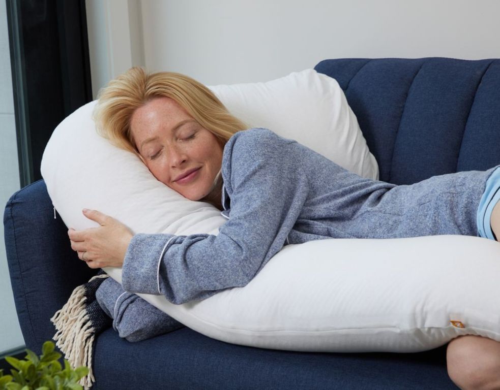 best-body-pillow-for-side-sleepers-eli-elm-big-0