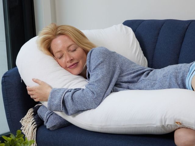 best-body-pillow-for-side-sleepers-eli-elm