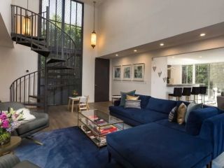 boutique-apartment-in-hollywood-st-living-small-0