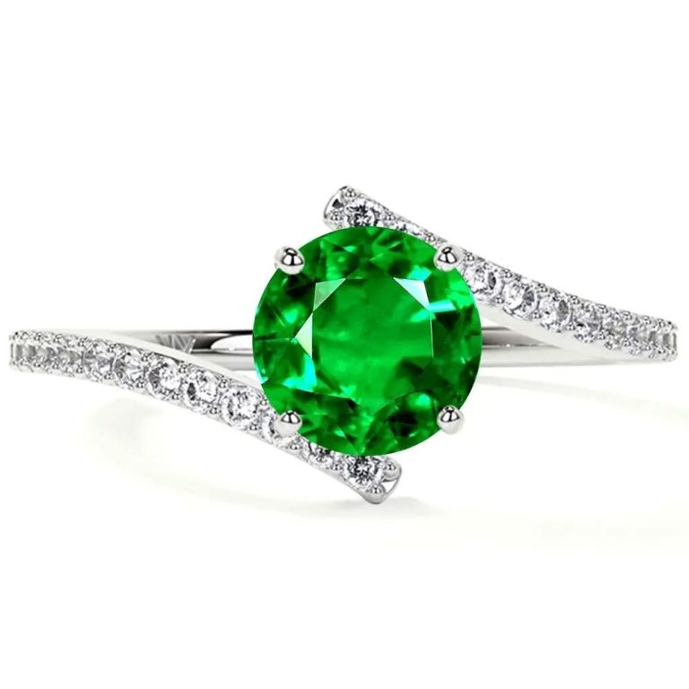 beautiful-emerald-green-ring-with-diamond-setting-big-0