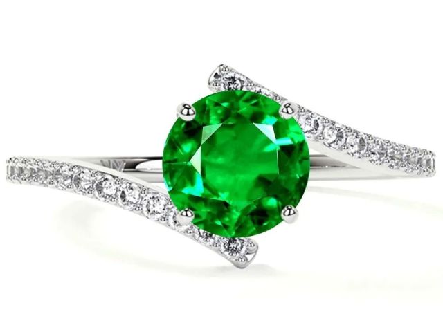 beautiful-emerald-green-ring-with-diamond-setting