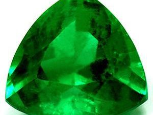luxury-emerald-gemstone-with-brilliant-sparkle