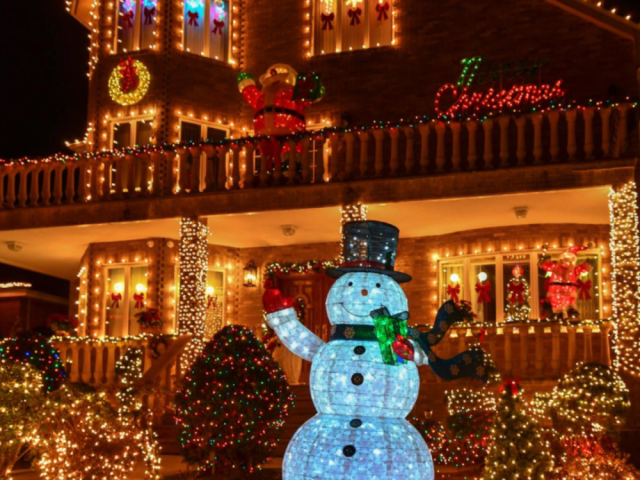 commercial-outdoor-holiday-decorations-in-nyc-book-now