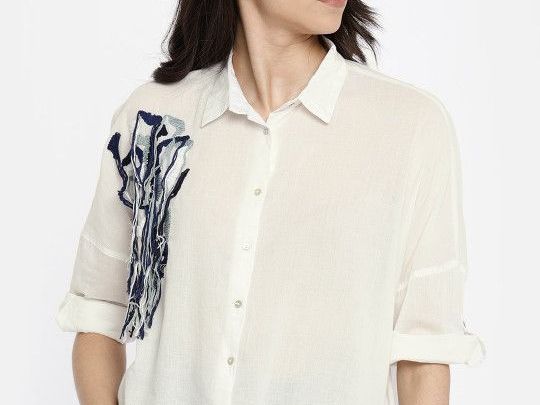 vero-moda-women-white-regular-fit-self-design-casual-shirt