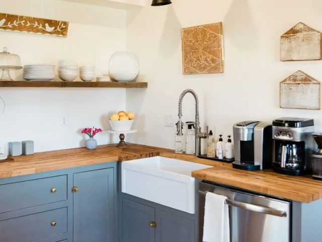 custom-stained-kitchen-cabinets-by-blue-ridge-cabinet-connections