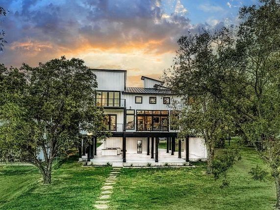 beautiful-custom-homes-designed-for-burnet-county-living