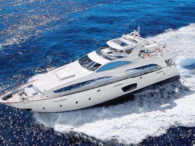 charter-luxury-yacht-in-greece