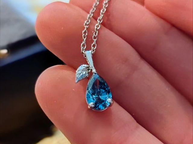 beautiful-memorial-jewellery-with-ashes-custom-designs