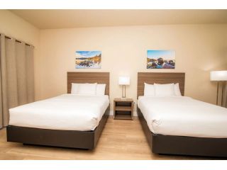 book-a-queen-size-bedroom-in-california-small-0