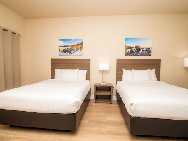 book-a-queen-size-bedroom-in-california