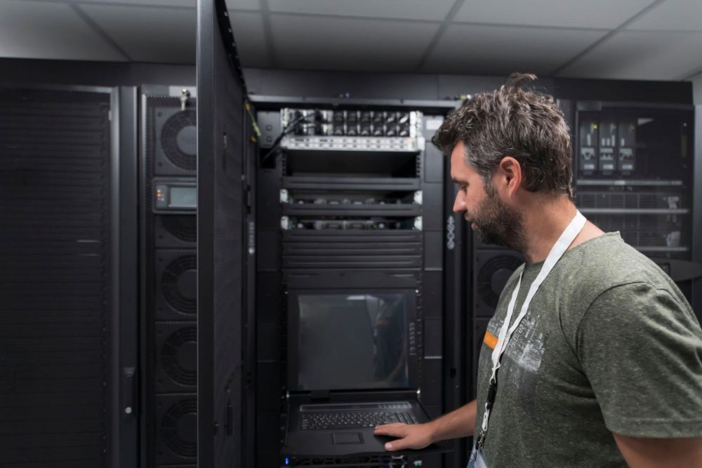 compact-rackmount-keyboard-and-monitor-for-server-rooms-big-0