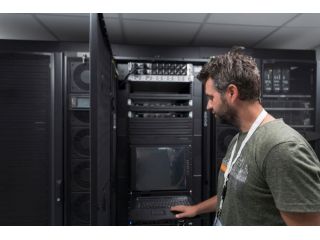 compact-rackmount-keyboard-and-monitor-for-server-rooms-small-0