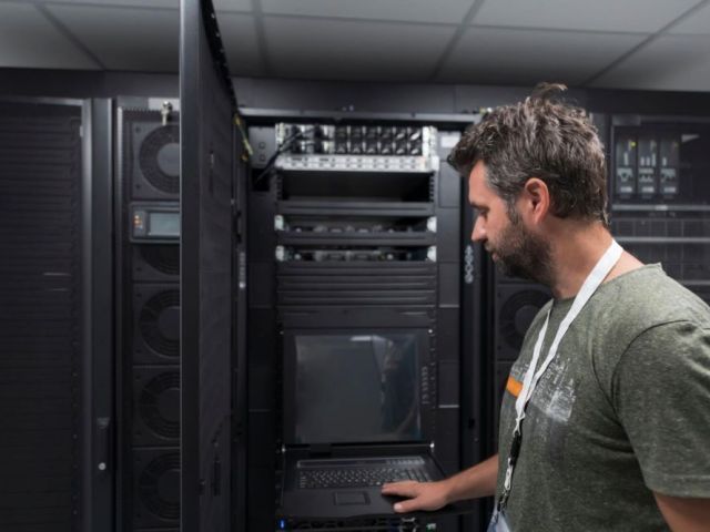 compact-rackmount-keyboard-and-monitor-for-server-rooms