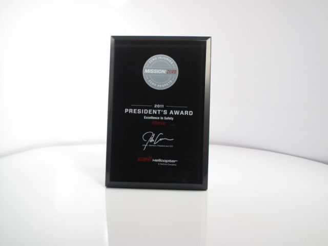 elegant-employee-appreciation-with-recognition-plaques