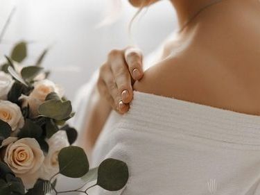 enhance-your-wedding-glow-with-a-natural-bride-makeup-specialist