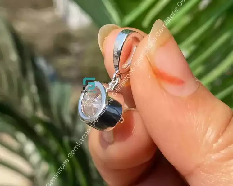4-prong-oval-bezel-set-moissanite-pendant-for-women
