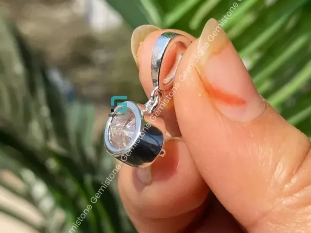 4-prong-oval-bezel-set-moissanite-pendant-for-women
