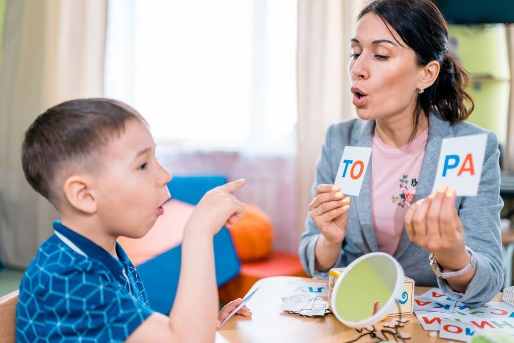 speech-therapist-helps-improve-communication-skills-easily-big-0