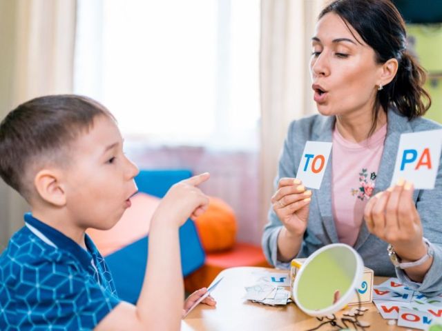 speech-therapist-helps-improve-communication-skills-easily