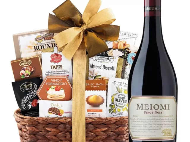 premium-meiomi-wine-gift-baskets-best-for-gifting