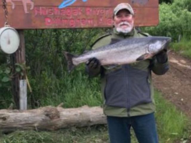alaska-salmon-fishing-lodge-with-cabins