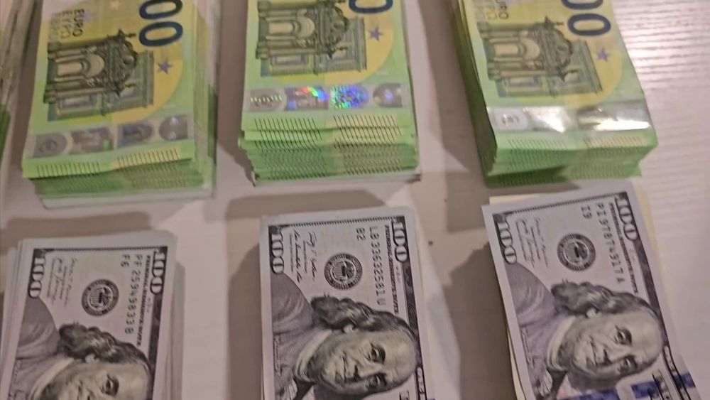 prop-usd-bills-prop-euros-prop-pounds-big-3