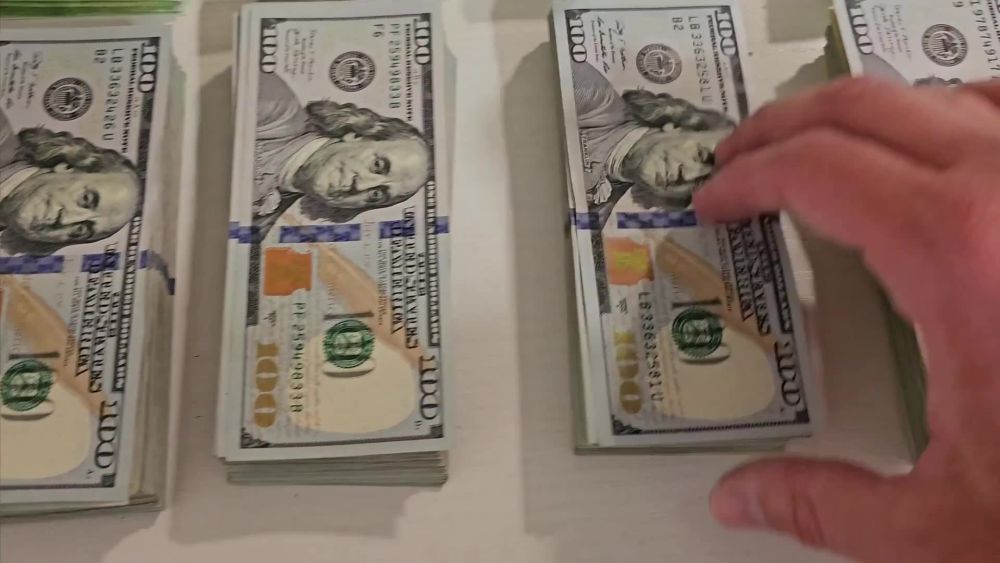 prop-usd-bills-prop-euros-prop-pounds-big-1