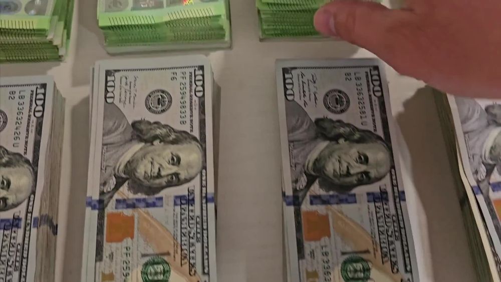 prop-usd-bills-prop-euros-prop-pounds-big-0