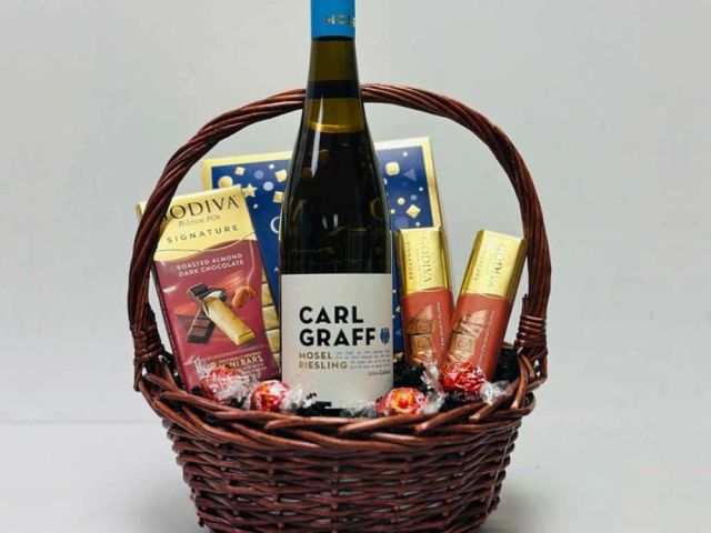shop-exclusive-wicker-wine-gift-baskets-with-fast-delivery