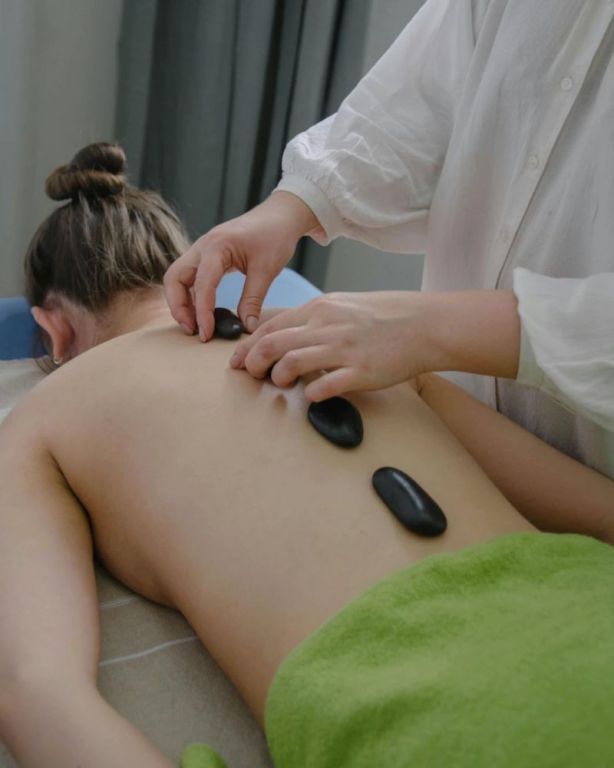 hot-stone-massage-therapist-in-clarkston-big-0