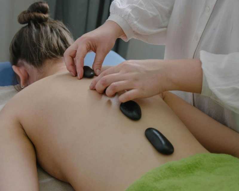 hot-stone-massage-therapist-in-clarkston