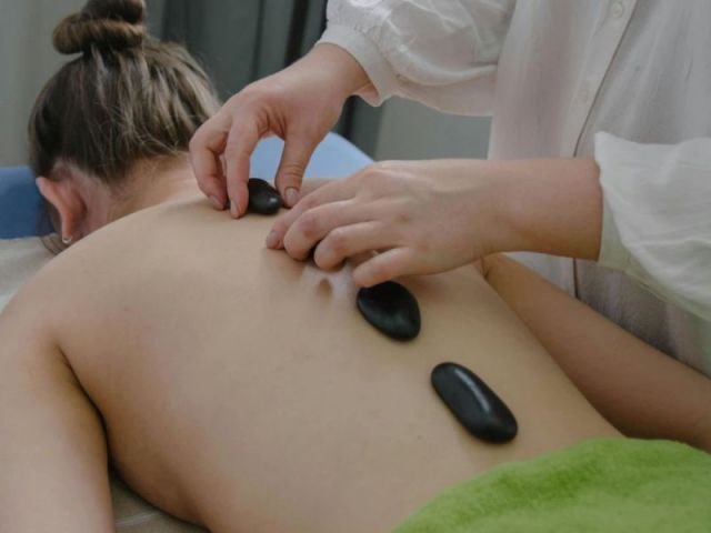 hot-stone-massage-therapist-in-clarkston