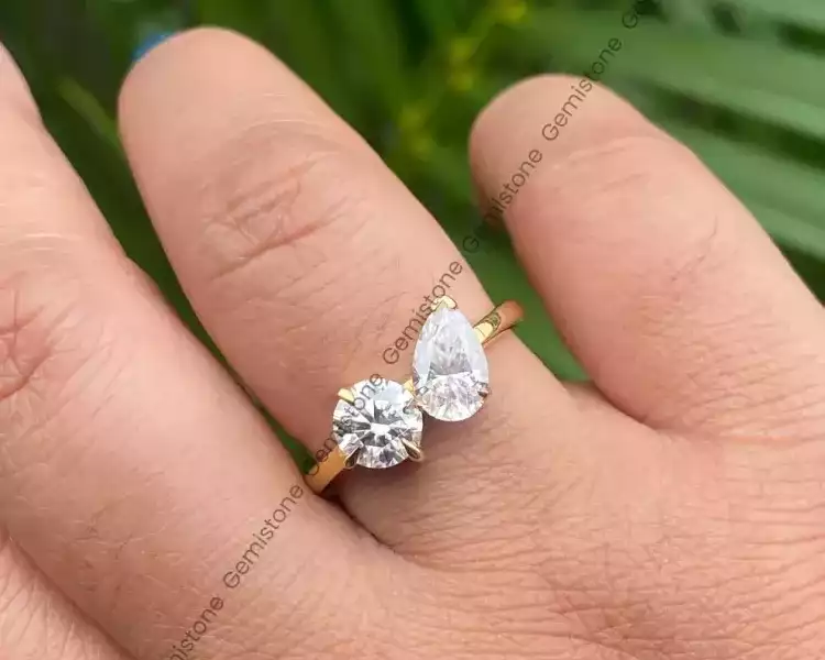 toi-et-moi-pear-round-moissanite-women-engagement-ring