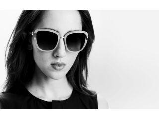 discover-future-eyewear-fashion-trends-today-small-0