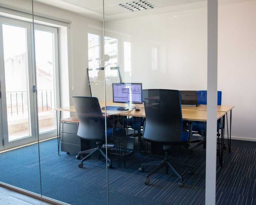 stylish-and-durable-glass-partition-near-me-for-any-space